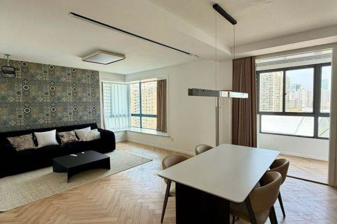 3 Brs, 2 Baths with Balcony, Oven, 150 sqm, High rise building @ Jiashan metro L9&12