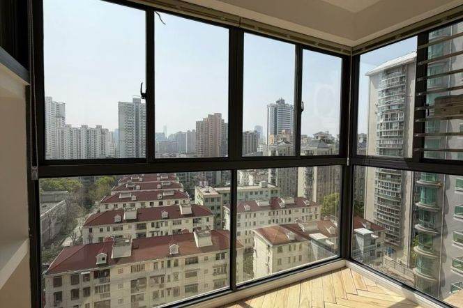 3 Brs, 2 Baths with Balcony, Oven, 150 sqm, High rise building @ Jiashan metro L9&12