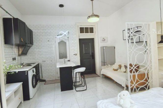 Bright and clean 1 br lanehouse flat near Jing’an temple