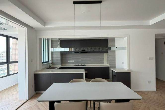 3 Brs, 2 Baths with Balcony, Oven, 150 sqm, High rise building @ Jiashan metro L9&12