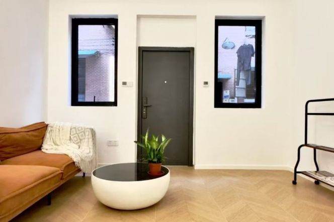 high ceiling 1br Nr M1/10/12