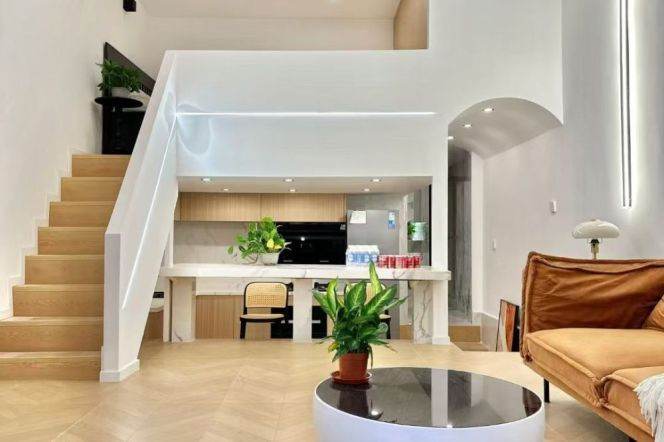 high ceiling 1br Nr M1/10/12