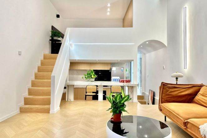 high ceiling 1br Nr M1/10/12