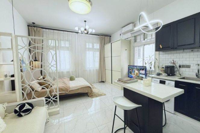 Bright and clean 1 br lanehouse flat near Jing’an temple