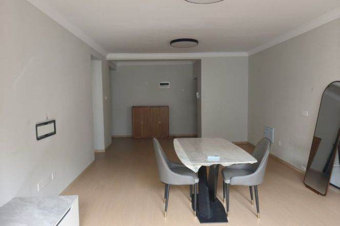 Renovated 2br with elevator,good price,close to Metro