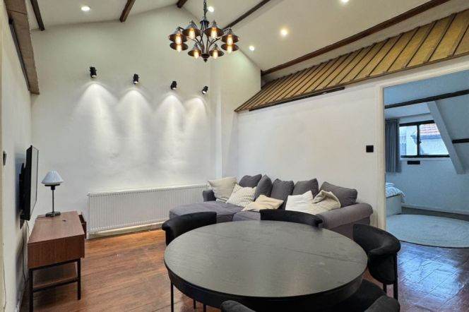 Good lane house 2Br-2bathr Apt + balcony /Nan Chang rd / South Shanxi rd /Iapm/13.8K