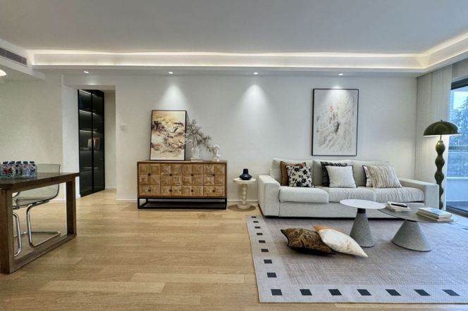 Spacious 3BR · 5 Mins to Jing’an Temple | 30,000 RMB/month