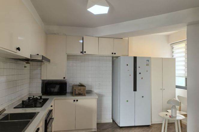 2BR 2BA w/Balcony+Heating in President Mansion/Huashan Rd