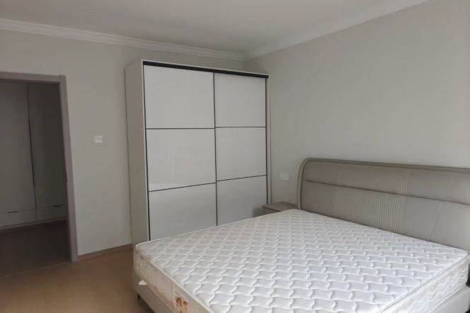 Renovated 2br with elevator,good price,close to Metro