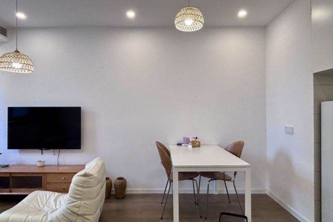 1Bdr 1Bath Apt/Fabulous&Spacious&Bright /L4/7 Dong'an Rd /Damuqiao Rd/stairs