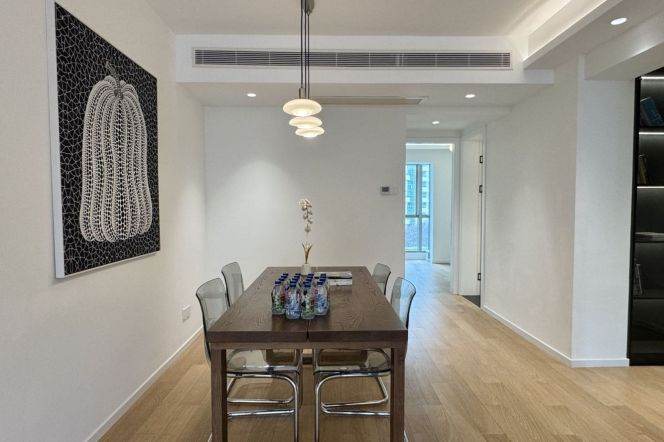 Spacious 3BR · 5 Mins to Jing’an Temple | 30,000 RMB/month