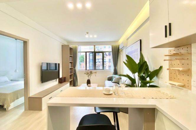 Changshou rd/spacious 1br 2lr/open kitchen/elevator/big living room@L13/7