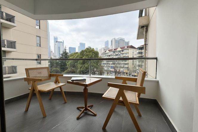 Spacious 3BR · 5 Mins to Jing’an Temple | 30,000 RMB/month