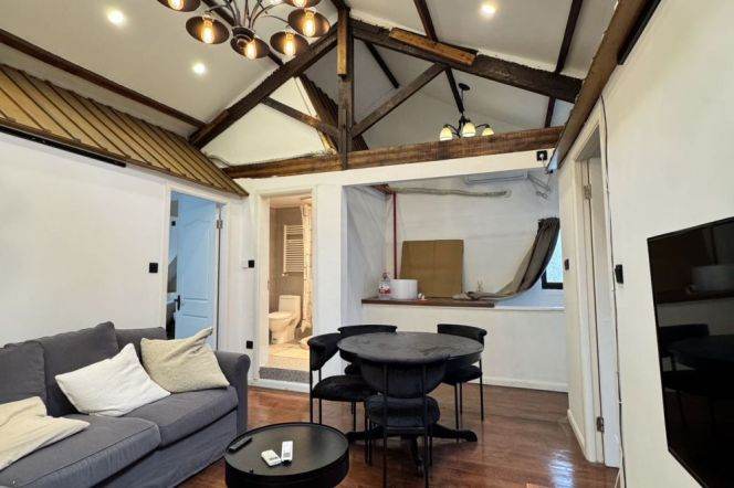 Good lane house 2Br-2bathr Apt + balcony /Nan Chang rd / South Shanxi rd /Iapm/13.8K