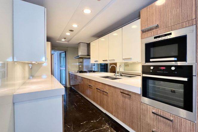 modern big 3brs wooden floor ,big living room modern furniture beside Huang pu river 