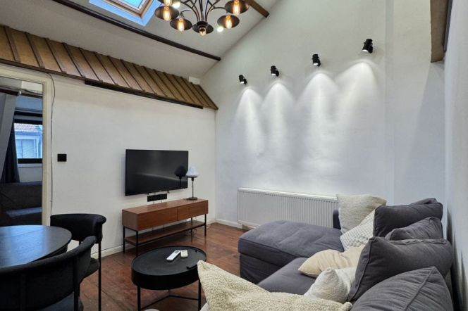 Good lane house 2Br-2bathr Apt + balcony /Nan Chang rd / South Shanxi rd /Iapm/13.8K