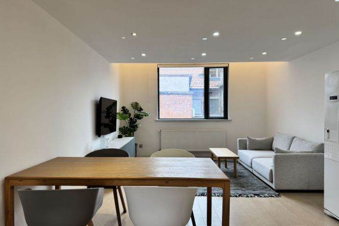 Spacious 3Br-2bathr + terrace /Nan Chang rd / South Shanxi rd /Iapm/18.9K