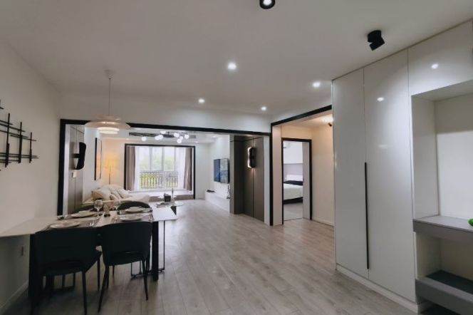 Spacious 2Bdrs & 2Btrs  elevator Apt with big terrace @Hongqiao Rd