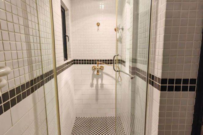 Bright historical building 1 br 5 mins walking to L2/7 Jing'an Temple St.