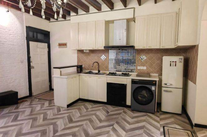 Bright historical building 1 br 5 mins walking to L2/7 Jing'an Temple St.