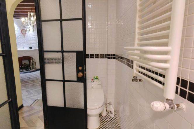 Bright historical building 1 br 5 mins walking to L2/7 Jing'an Temple St.