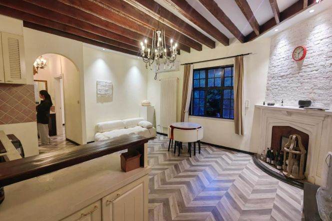 Bright historical building 1 br 5 mins walking to L2/7 Jing'an Temple St.