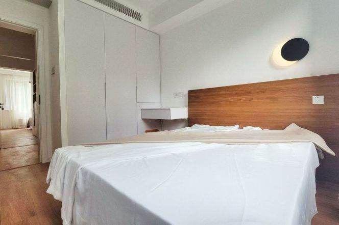   High-end residential compound in Changning District’s Xinhua Rd area.