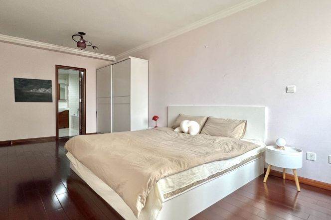 master bedroom near Jiangsu rd, close to SJTU,booking in advance 