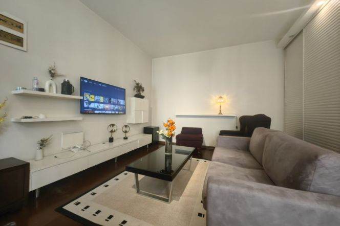 Quality one bedroom Apt with balcony@Line13 Jiangning Rd