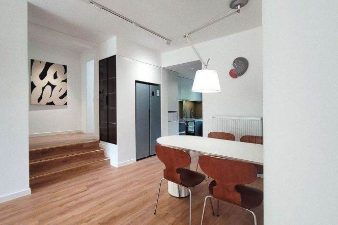   High-end residential compound in Changning District’s Xinhua Rd area.