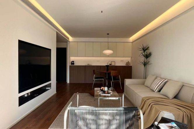 Suzhou Creek views, close to Tian’an Thousand Trees Mal