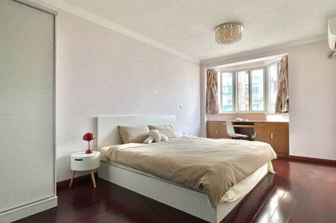 master bedroom near Jiangsu rd, close to SJTU,booking in advance 