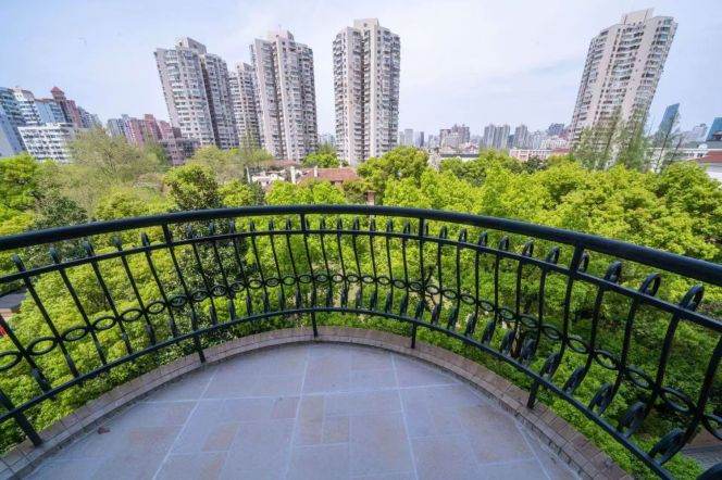 Zero-Distance to Jiao Tong Uni Metro | 4BR 2bt with Green View Balcony 