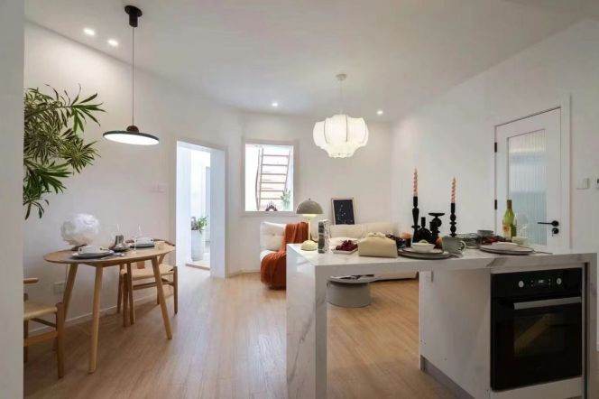 Fuxing/Chongqing rd spacious 1+1 br old apt with large terrace;L10/13