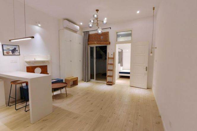 High ceiling 1 br with private yard easy walking to L 2/7 Jing'an Temple st.