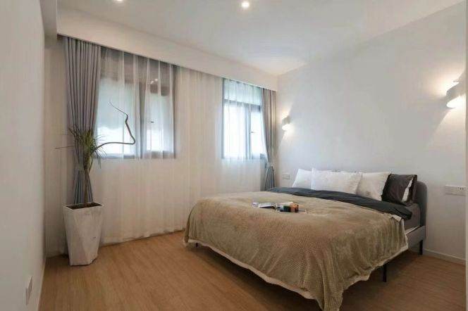 Fuxing/Chongqing rd spacious 1+1 br old apt with large terrace;L10/13