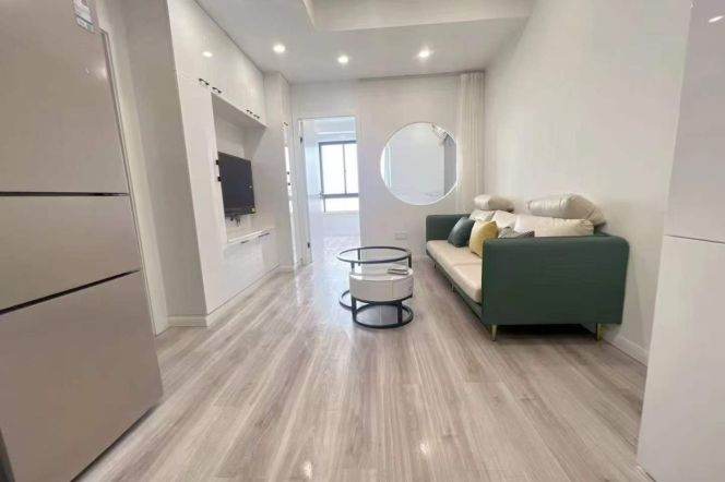 Cozy high rise one bedroom with elevator near line 13/14