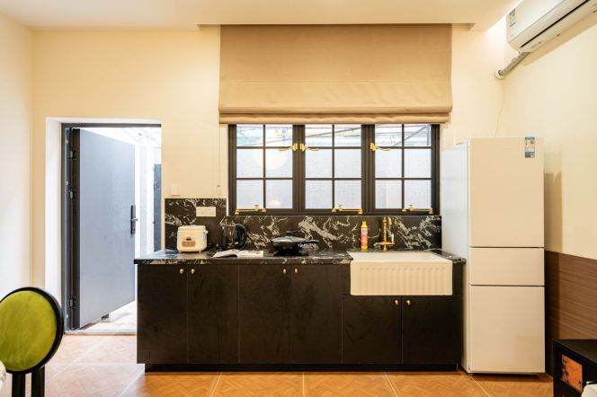 West Nanjing Road — Central 1BR Apartment — 9,000 RMB