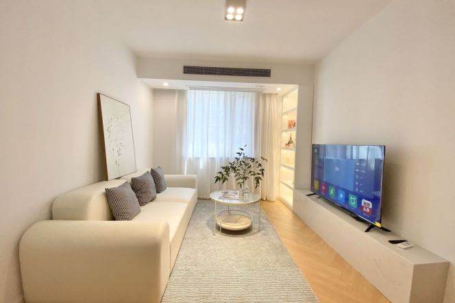 Lovely one bedroom Apt with oven and central AC & dryer @Hongqiao Rd