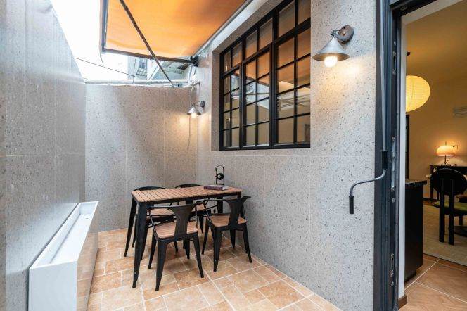 West Nanjing Road — Central 1BR Apartment — 9,000 RMB