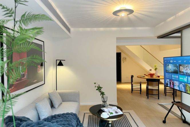 First floor duplex with garden apartment near HuaShan RD