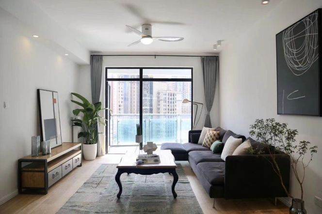Bright 3-Bedroom with Open Balcony | Prime Huangpu Location, Near Dapuqiao & Tianzifang