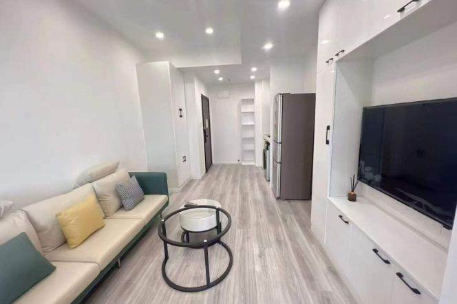 Cozy high rise one bedroom with elevator near line 13/14