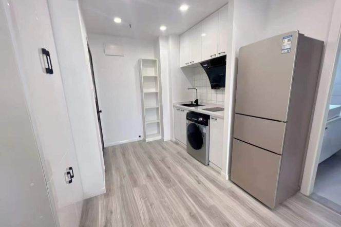 Cozy high rise one bedroom with elevator near line 13/14