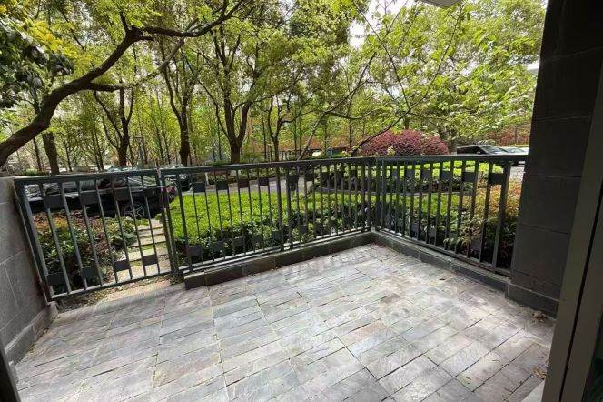 2 Brs, 2 Baths with Garden/Gym/Swimming pool, 120 sqm @ Changping metro L7