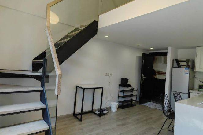 Quiet area in Old XuHui ,Bright loft 1 br on HuNan Rd. L 10 SH Library St. near JiaoTong U 