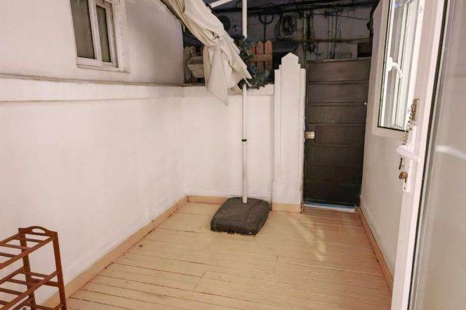 High ceiling 1 br with private yard easy walking to L 2/7 Jing'an Temple st.