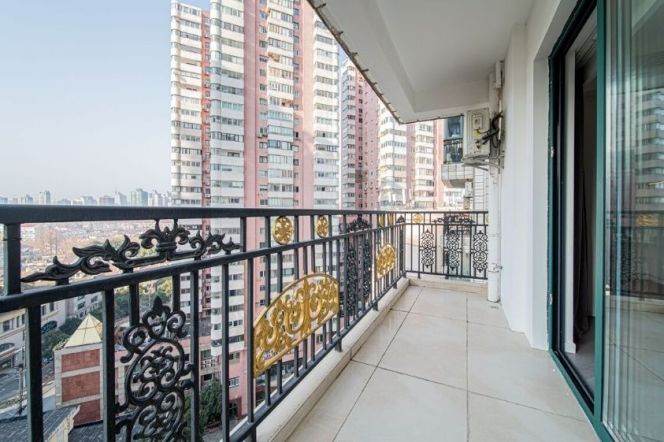 Luxury 3BR with Open Balcony | 198sqm, Full Amenities, 5min to Jiangsu Rd Metro