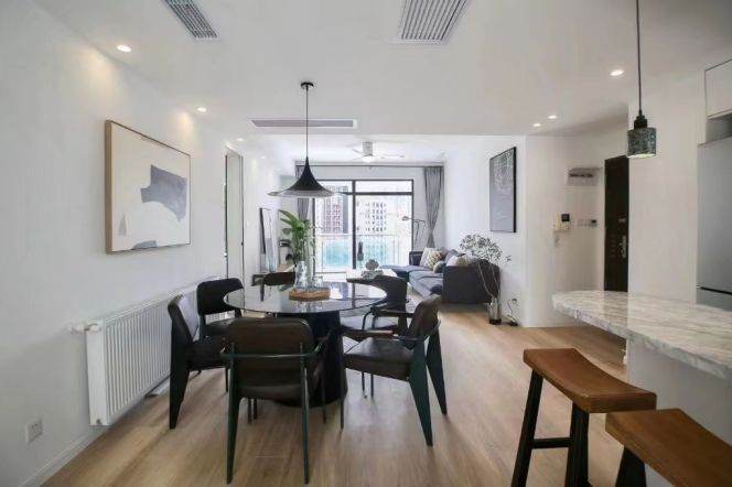 Bright 3-Bedroom with Open Balcony | Prime Huangpu Location, Near Dapuqiao & Tianzifang