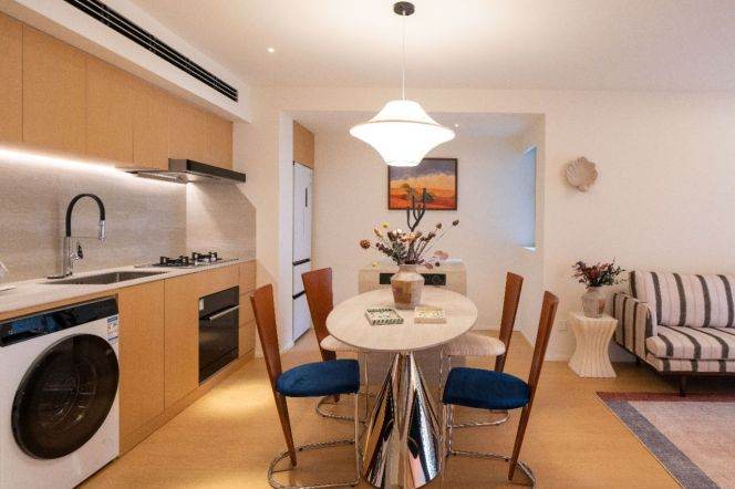 2 Brs with Open Balcony/Floor Heating/Central ac, Brand-new Dec, 110 sqm @ Zhongshan park L2